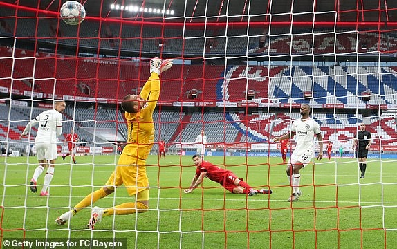 Thủng lưới 2 bàn trong 2 phút, Bayern Munich vẫn đè bẹp Frankfurt